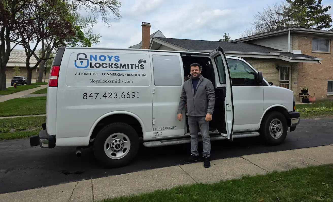 Noys Locksmiths – owner and technician at work in Skokie, IL